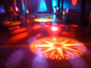 Installation sonore et lumineuse en collaboration avec François Doyon. Réseau, Centre de musique canadienne et Patrimoine Canada.  Présenté dans le cadre du Festival Akousma 2005 au Monument national.  Merci au Conseil des Arts du Canada ainsi qu'au Conseil des Arts et des Lettres du Québec.